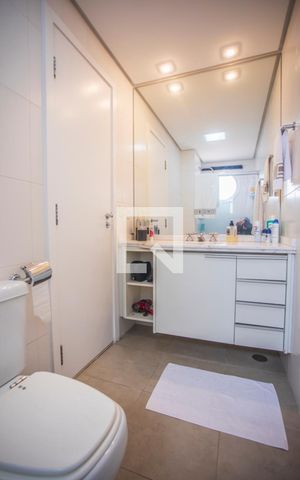 Apartamento à venda com 193m², 4 quartos e 3 vagas Apartamento à venda com 193m², 4 quartos e 3 vagasBanheiro Suíte