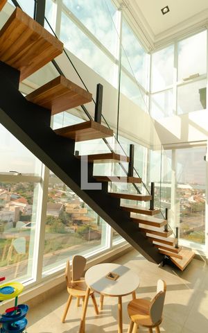 Apartamento à venda com 198m², 3 quartos e 3 vagas Apartamento à venda com 198m², 3 quartos e 3 vagasEscada