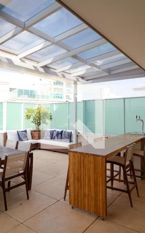 Apartamento à venda com 198m², 3 quartos e 3 vagas Apartamento à venda com 198m², 3 quartos e 3 vagasÁrea Gourmet