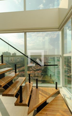 Apartamento à venda com 198m², 3 quartos e 3 vagas Apartamento à venda com 198m², 3 quartos e 3 vagasEscada