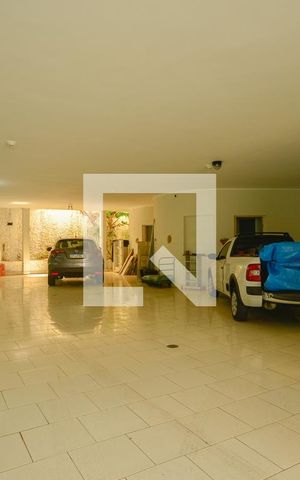 Casa à venda com 750m², 5 quartos e 8 vagas Casa à venda com 750m², 5 quartos e 8 vagasÁrea Externa