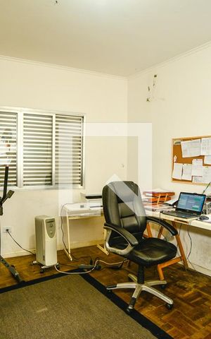 Casa à venda com 750m², 5 quartos e 8 vagas Casa à venda com 750m², 5 quartos e 8 vagasQuarto