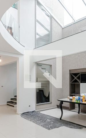 Casa à venda com 650m², 4 quartos e 4 vagas Casa à venda com 650m², 4 quartos e 4 vagasHall