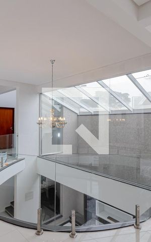 Casa à venda com 650m², 4 quartos e 4 vagas Casa à venda com 650m², 4 quartos e 4 vagasCorredor