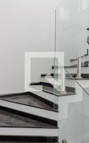 Casa à venda com 650m², 4 quartos e 4 vagas Casa à venda com 650m², 4 quartos e 4 vagasEscadas