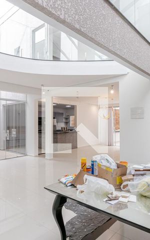 Casa à venda com 650m², 4 quartos e 4 vagas Casa à venda com 650m², 4 quartos e 4 vagasHall