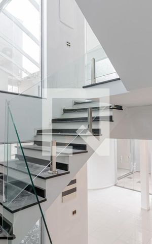 Casa à venda com 650m², 4 quartos e 4 vagas Casa à venda com 650m², 4 quartos e 4 vagasEscadas