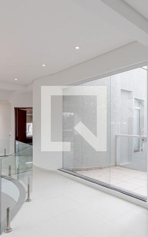 Casa à venda com 650m², 4 quartos e 4 vagas Casa à venda com 650m², 4 quartos e 4 vagasCorredor