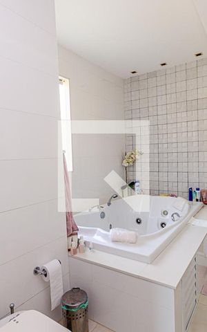 Casa à venda com 500m², 4 quartos e 2 vagas Casa à venda com 500m², 4 quartos e 2 vagasBanheiro da Suíte