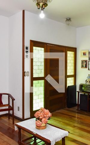 Casa à venda com 280m², 5 quartos e 1 vaga Casa à venda com 280m², 5 quartos e 1 vagaSala
