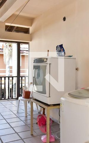 Casa à venda com 280m², 5 quartos e 1 vaga Casa à venda com 280m², 5 quartos e 1 vagaVaranda Lateral