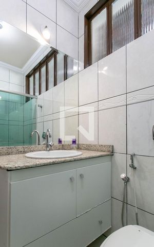 Casa à venda com 290m², 5 quartos e 3 vagas Casa à venda com 290m², 5 quartos e 3 vagasBanheiro da Suíte 1