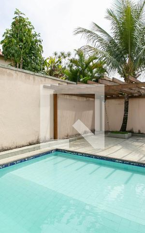 Casa à venda com 290m², 5 quartos e 3 vagas Casa à venda com 290m², 5 quartos e 3 vagasPiscina