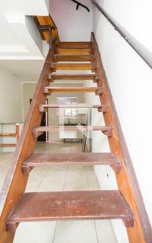 Casa de condomínio à venda com 70m², 2 quartos e 1 vaga Casa de condomínio à venda com 70m², 2 quartos e 1 vagaEscadas