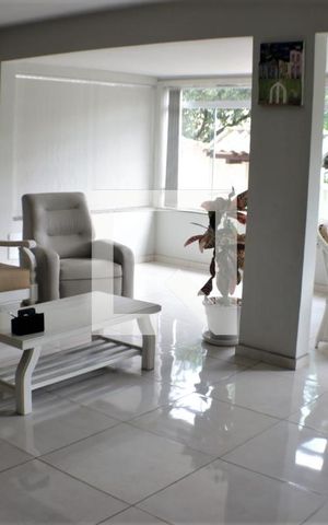 Casa de condomínio à venda com 490m², 5 quartos e 3 vagasSala