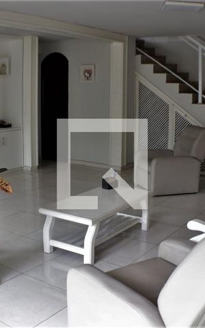 Casa de condomínio à venda com 490m², 5 quartos e 3 vagasSala
