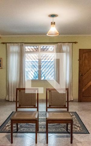 Casa à venda com 260m², 5 quartos e 3 vagas Casa à venda com 260m², 5 quartos e 3 vagasSala