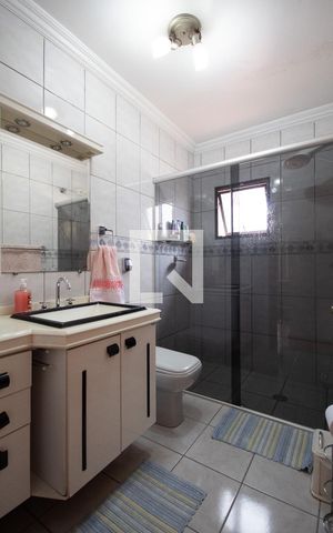 Casa à venda com 200m², 4 quartos e 6 vagas Casa à venda com 200m², 4 quartos e 6 vagasBanheiro 2