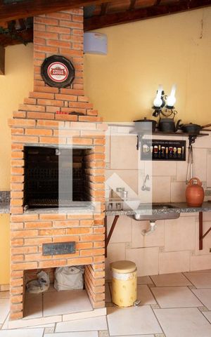 Casa à venda com 200m², 4 quartos e 6 vagas Casa à venda com 200m², 4 quartos e 6 vagasChurrasqueira