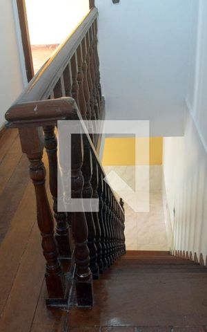 Casa para alugar com 1m², 3 quartos e 4 vagasEscada da suíte