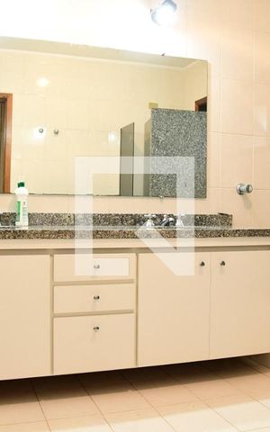 Casa de condomínio para alugar com 800m², 4 quartos e 3 vagasBanheiro da Suíte 2