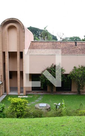 Casa de condomínio para alugar com 800m², 4 quartos e 3 vagasFundos