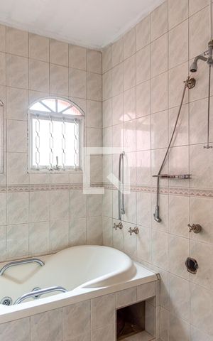 Casa à venda com 350m², 3 quartos e 6 vagas Casa à venda com 350m², 3 quartos e 6 vagasBanheiro da Suíte