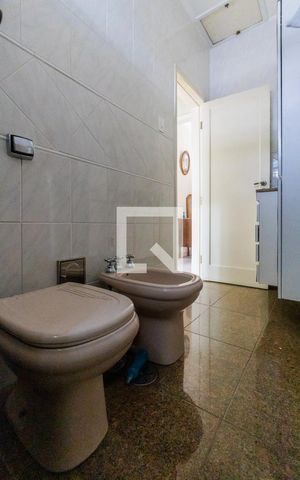 Casa à venda com 240m², 5 quartos e 5 vagasBanheiro 1