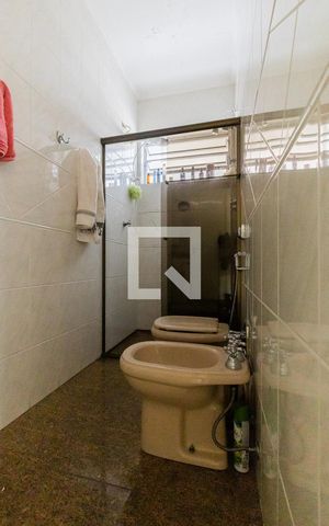 Casa à venda com 240m², 5 quartos e 5 vagasBanheiro 1