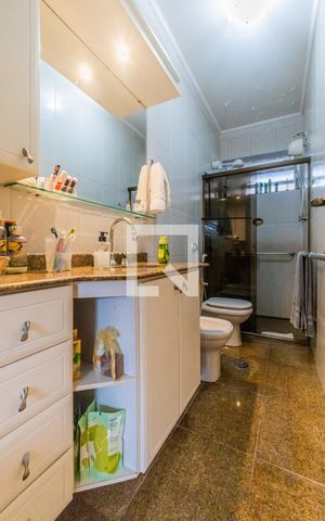 Casa à venda com 240m², 5 quartos e 5 vagasBanheiro da Suíte 1