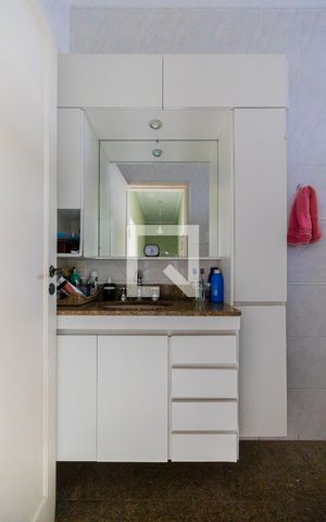 Casa à venda com 240m², 5 quartos e 5 vagasBanheiro 1