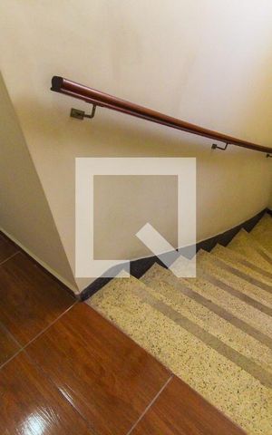 Casa para alugar com 259m², 3 quartos e 2 vagas Casa para alugar com 259m², 3 quartos e 2 vagasEscada