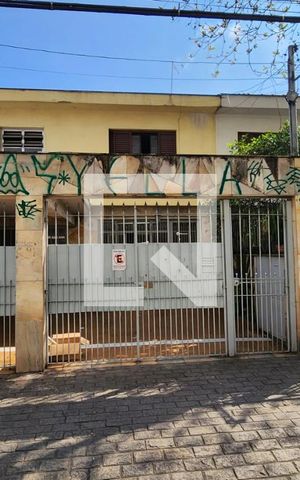 Casa à venda com 240m², 3 quartos e 4 vagas Casa à venda com 240m², 3 quartos e 4 vagasFachada