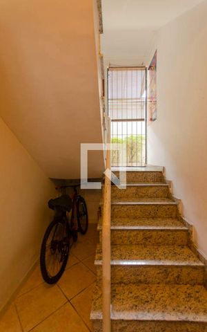 Casa de condomínio à venda com 146m², 3 quartos e 2 vagas Casa de condomínio à venda com 146m², 3 quartos e 2 vagasEscada