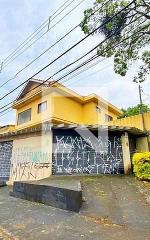 Casa à venda com 204m², 2 quartos e 4 vagas Casa à venda com 204m², 2 quartos e 4 vagasFachada