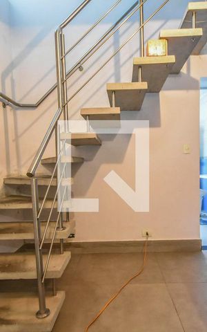 Casa à venda com 90m², 2 quartos e 2 vagasEscada