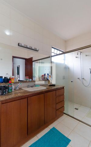 Casa à venda com 432m², 4 quartos e 4 vagas Casa à venda com 432m², 4 quartos e 4 vagasBanheiro da Suíte 02