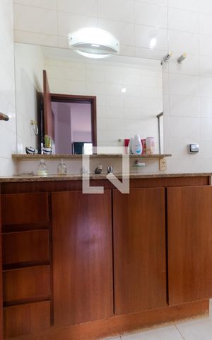 Casa à venda com 432m², 4 quartos e 4 vagas Casa à venda com 432m², 4 quartos e 4 vagasBanheiro da Suíte 04