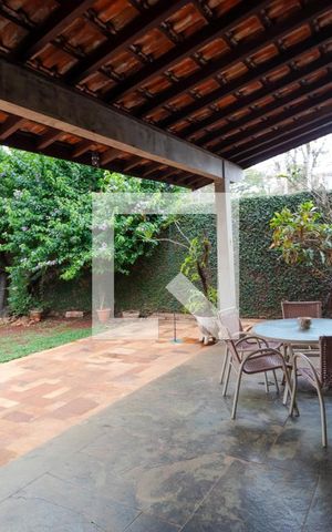Casa à venda com 432m², 4 quartos e 4 vagas Casa à venda com 432m², 4 quartos e 4 vagasvaranda