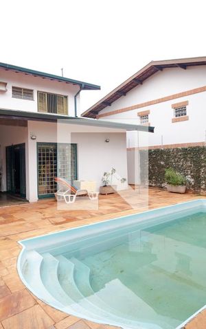 Casa à venda com 432m², 4 quartos e 4 vagas Casa à venda com 432m², 4 quartos e 4 vagasPiscina