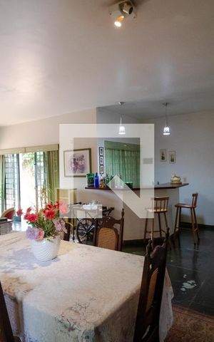 Casa à venda com 432m², 4 quartos e 4 vagas Casa à venda com 432m², 4 quartos e 4 vagasSalas
