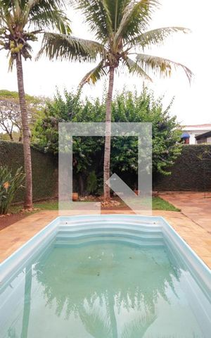 Casa à venda com 432m², 4 quartos e 4 vagas Casa à venda com 432m², 4 quartos e 4 vagasPiscina