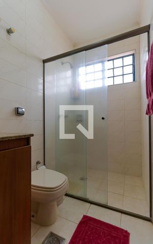 Casa à venda com 432m², 4 quartos e 4 vagas Casa à venda com 432m², 4 quartos e 4 vagasBanheiro da Suíte 04