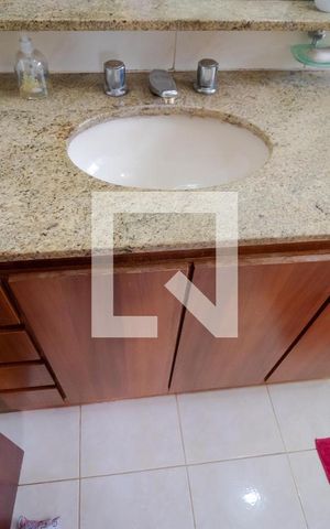 Casa à venda com 432m², 4 quartos e 4 vagas Casa à venda com 432m², 4 quartos e 4 vagasBanheiro da Suíte 04