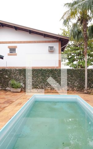 Casa à venda com 432m², 4 quartos e 4 vagas Casa à venda com 432m², 4 quartos e 4 vagasPiscina