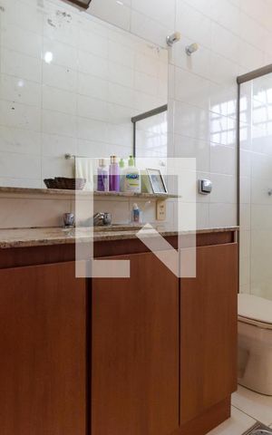Casa à venda com 432m², 4 quartos e 4 vagas Casa à venda com 432m², 4 quartos e 4 vagasBanheiro da Suíte 03