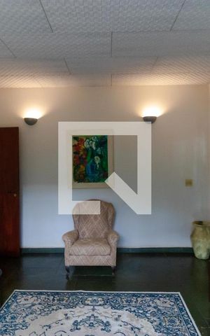 Casa à venda com 432m², 4 quartos e 4 vagas Casa à venda com 432m², 4 quartos e 4 vagasSala de TV