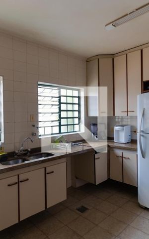Casa à venda com 432m², 4 quartos e 4 vagas Casa à venda com 432m², 4 quartos e 4 vagasCozinha
