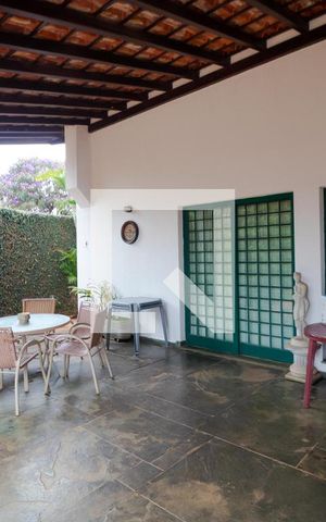 Casa à venda com 432m², 4 quartos e 4 vagas Casa à venda com 432m², 4 quartos e 4 vagasvaranda