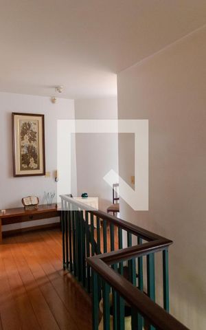 Casa à venda com 432m², 4 quartos e 4 vagas Casa à venda com 432m², 4 quartos e 4 vagasHall Íntimo